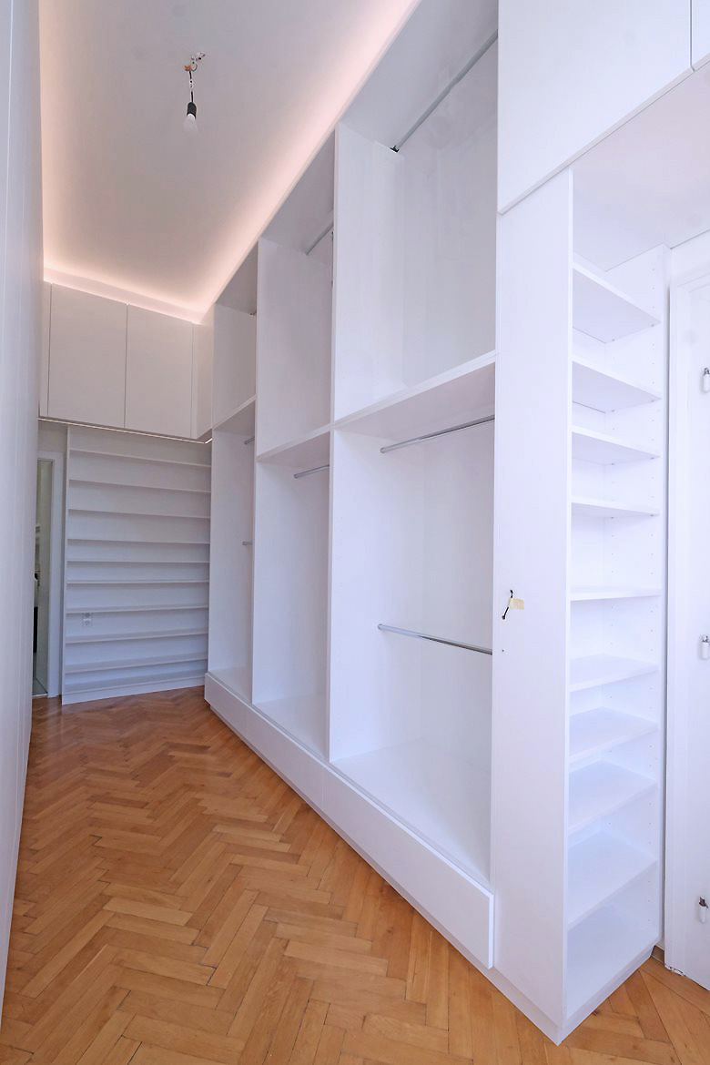 Adaptierung und Umgestaltung Mietwohnung S, Wien 19, Ankleidezimmer, Schrankmöbel, Blick Richtung Kaminwand