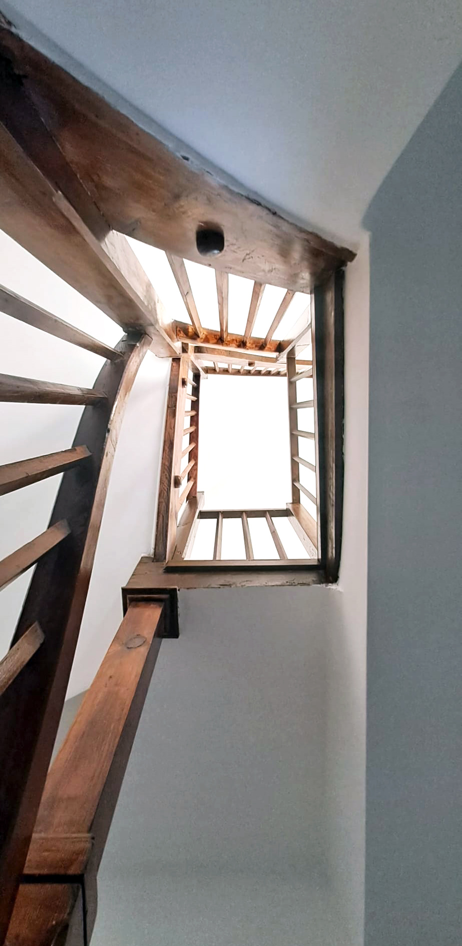 Umbau Siedlungshaus Meidling, historische Treppe, Treppenauge